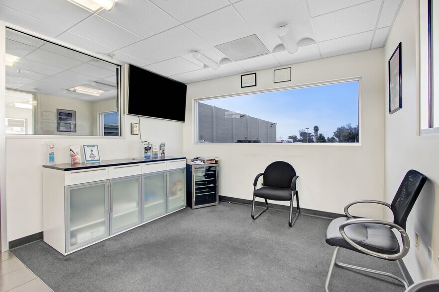 More Photos Of 3650 E Main St, Ventura Auto Dealership For Lease