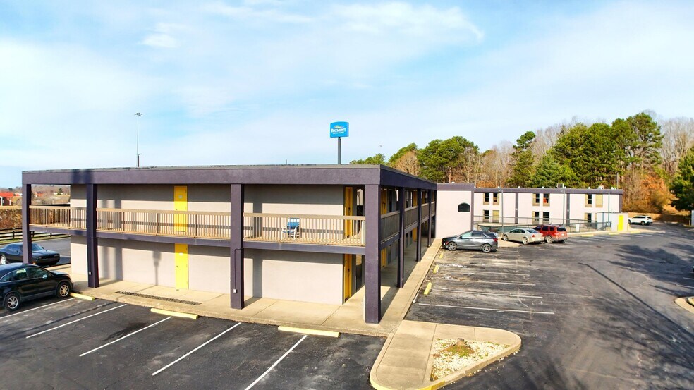 More Photos Of 2075 Highway 192 W, London Hotel For Sale