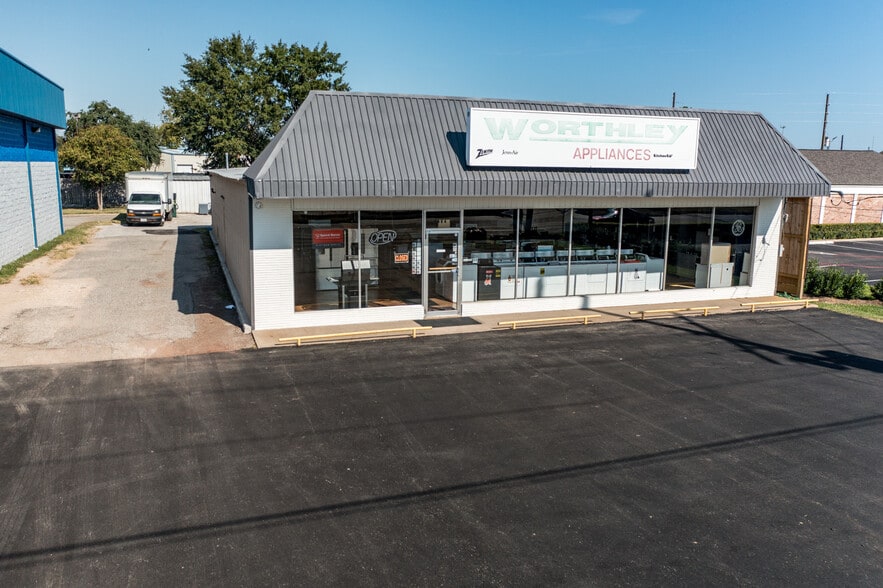 Primary Photo Of 1404 W Main St, Tomball Freestanding For Sale