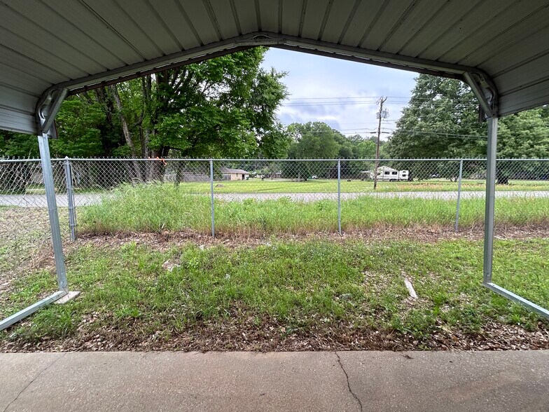 More Photos Of 5424 W Oak St, Palestine Showroom For Lease