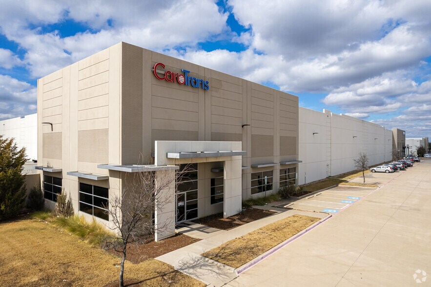 More Photos Of 501 Gerault Rd, Flower Mound Warehouse For Lease
