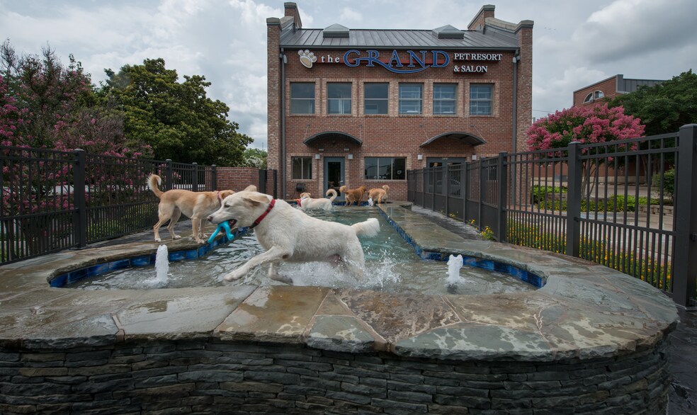 More Photos Of 4529 Donnelly Ave, Fort Worth Veterinarian Kennel For Sale