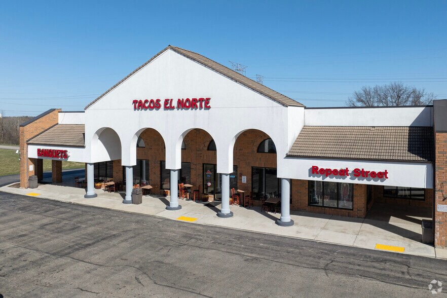 More Photos Of 401 N Riverside Dr, Gurnee Storefront For Lease