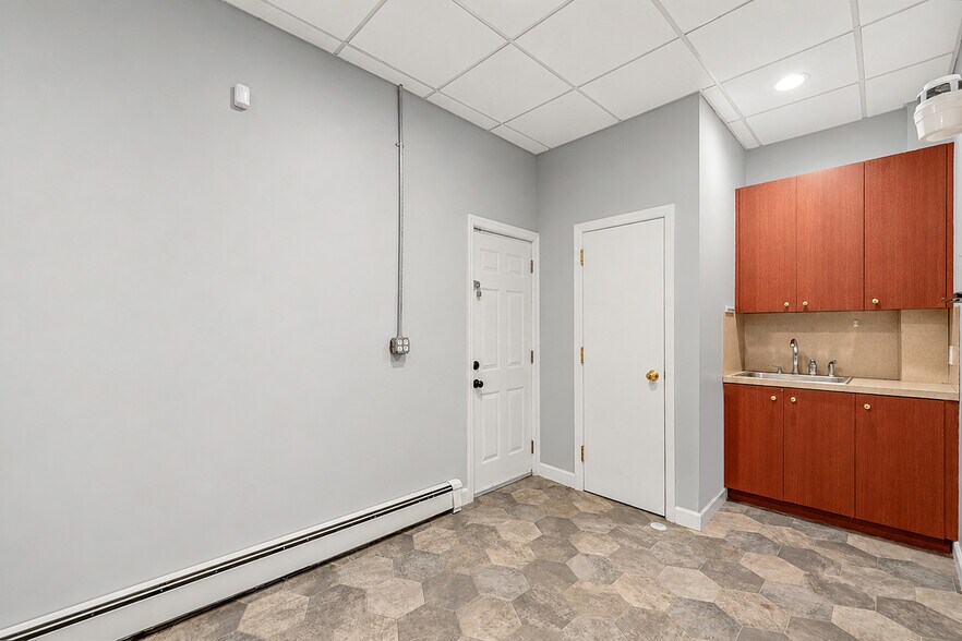 More Photos Of 283-285 Broadway, Bethpage Storefront Retail Office For Lease