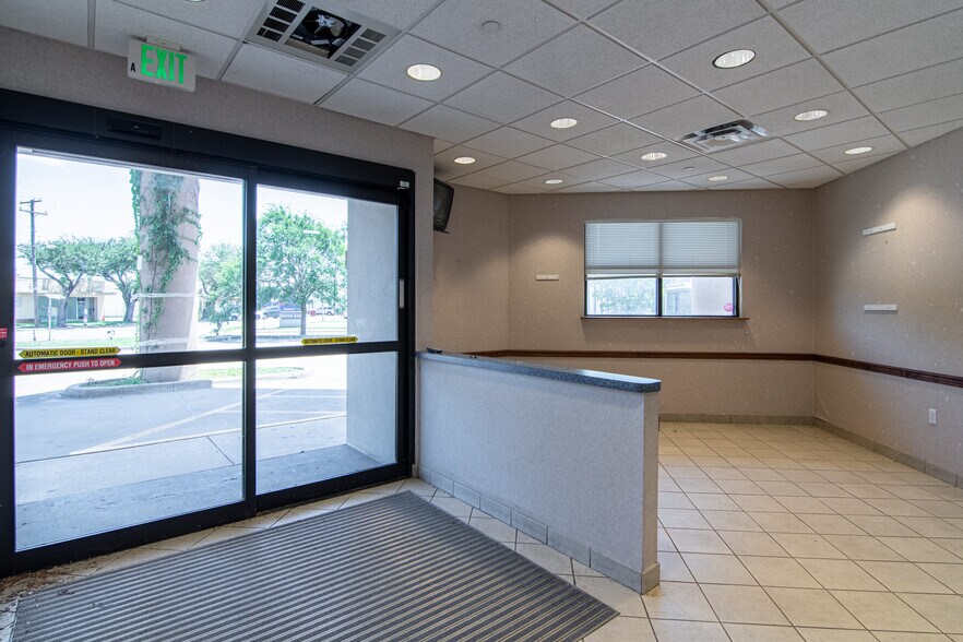More Photos Of 201 W 5th St, Bonham Medical For Lease