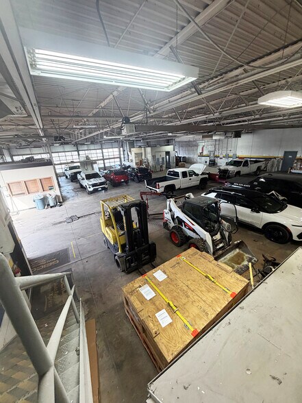 More Photos Of 1385 E Chicago St, Elgin Auto Repair For Lease