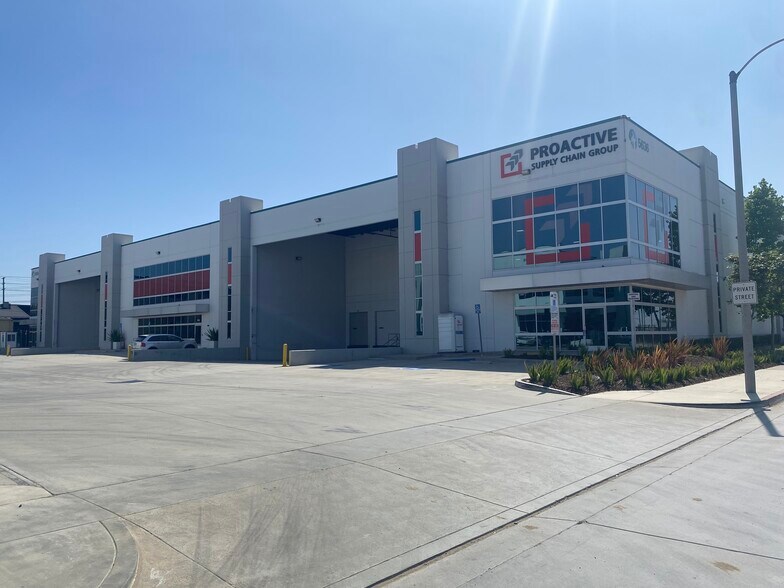 More Photos Of 5636 E 61st St, Commerce Warehouse For Lease