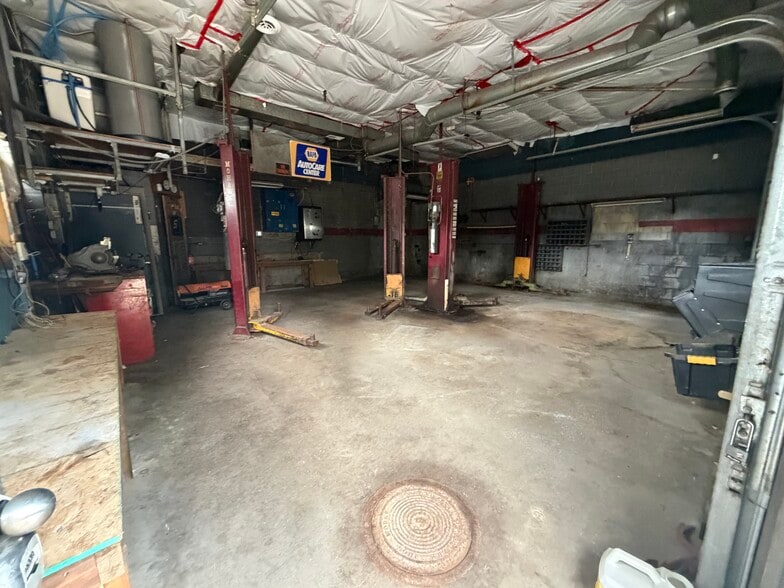 More Photos Of 237 Richmond St, Saint Paul Auto Repair For Sale