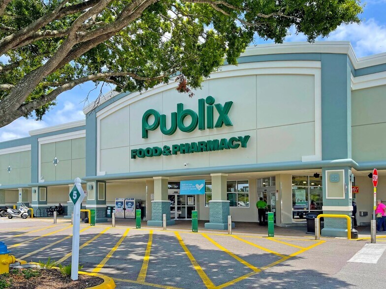 More Photos Of 3901-4017 Manatee Ave W, Bradenton General Retail For Lease