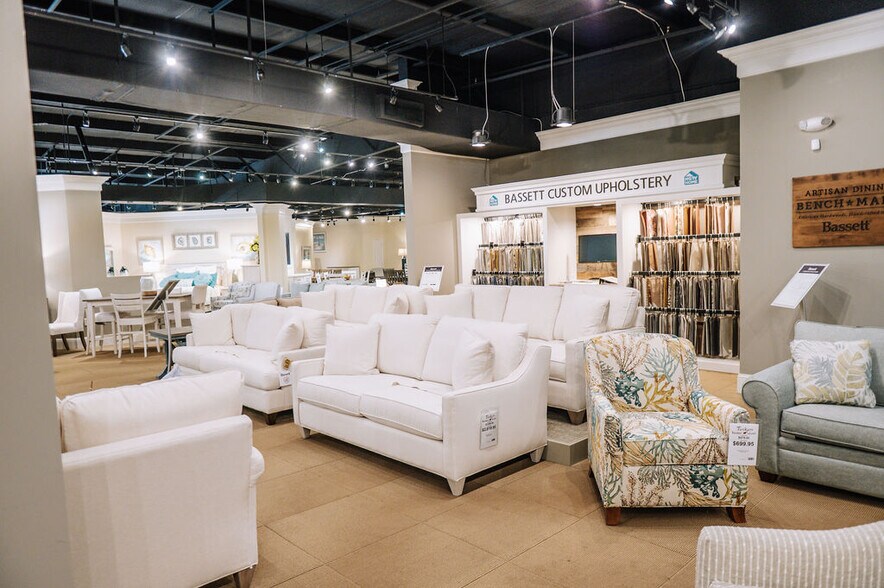 More Photos Of 12244 US Highway 98, Miramar Beach Showroom For Sale