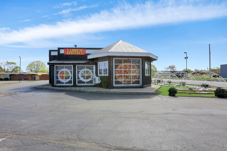 More Photos Of 1122 Hebron Rd, Heath Restaurant For Sale