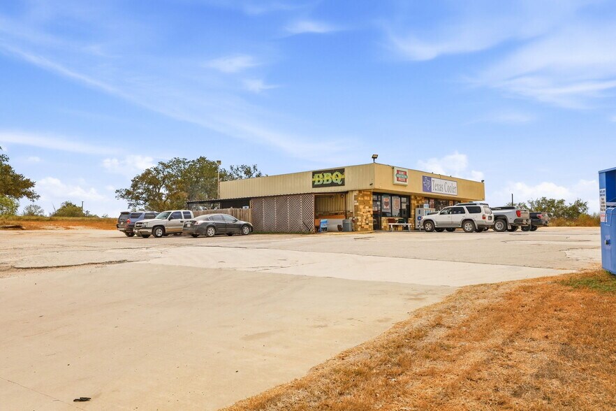 More Photos Of 1000 State Highway 123 S, Stockdale Service Station For Sale