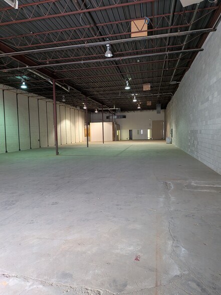 More Photos Of 5754-5800 Av Royalmount, Mont-Royal Distribution For Lease