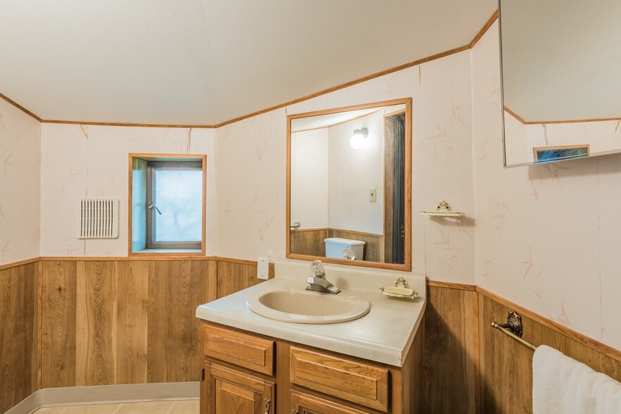 More Photos Of 941 SW Alder St, Dundee Warehouse For Sale