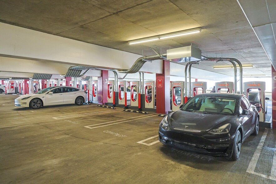 More Photos Of 15301 Ventura Blvd, Sherman Oaks Unknown For Lease