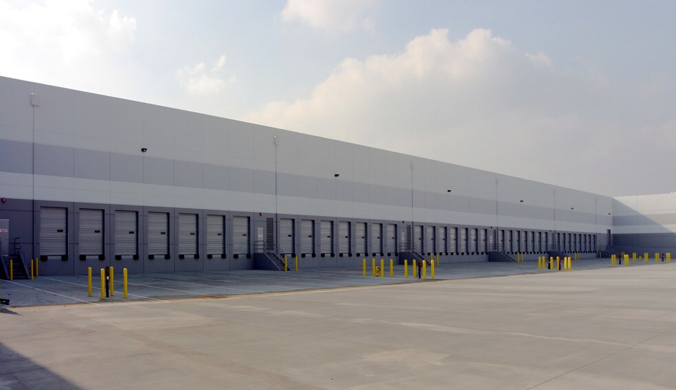 More Photos Of 15820-15880 Euclid Ave, Chino Distribution For Lease