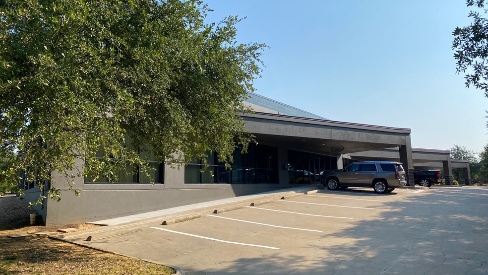 More Photos Of 3033 W Royal Ln, Irving Showroom For Sale
