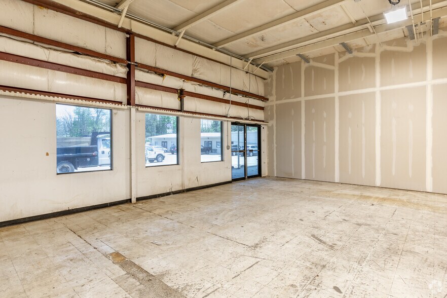 More Photos Of 3970 Staunton Tpke, Parkersburg Light Distribution For Lease