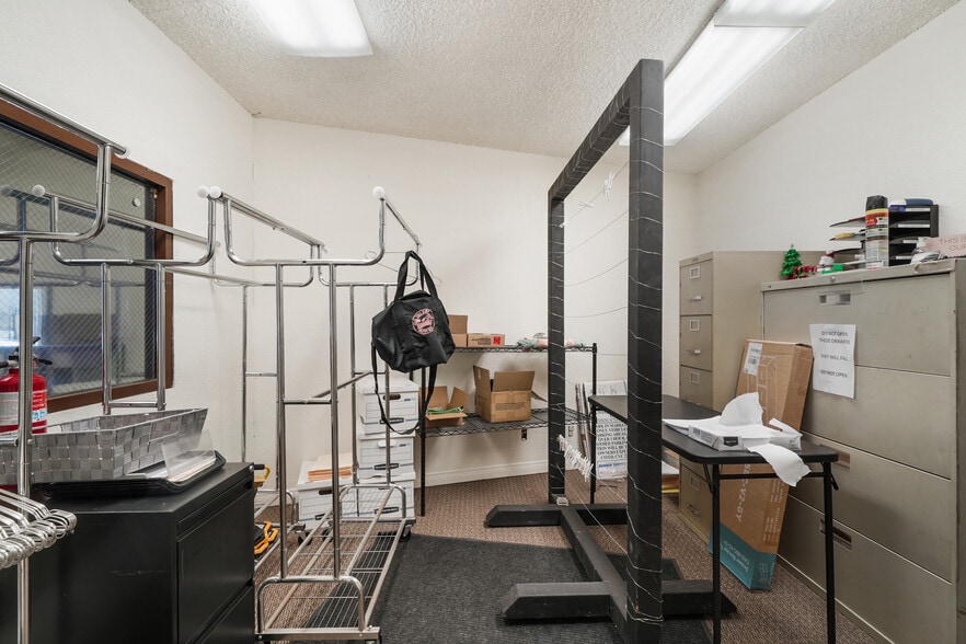 More Photos Of 1301 E Main St, Santa Paula Service For Sale
