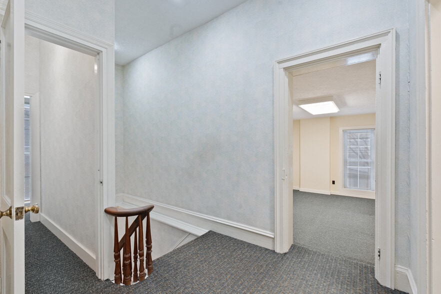 More Photos Of 1015 E Center St, Warsaw Office For Sale