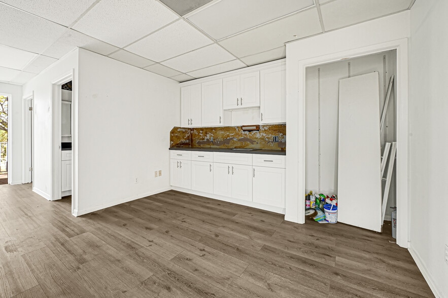 More Photos Of 815 Clear Lake Rd, Clear Lake Shores Storefront Retail Office For Sale
