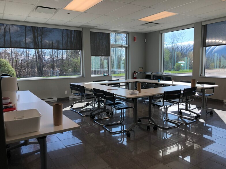 More Photos Of 20700 Rte Transcanadienne, Montréal Warehouse For Sale