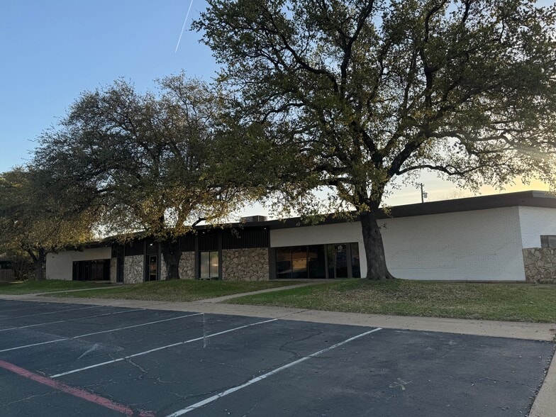 Primary Photo Of 2912 N Macarthur Blvd, Irving Medical For Lease