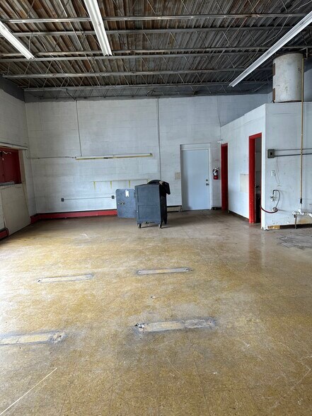 More Photos Of 123 E Columbia St, Marion General Retail For Sale