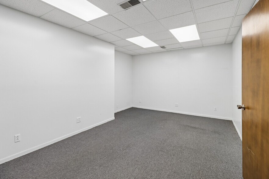 More Photos Of 2721 SW 30th St, Des Moines Office For Sale