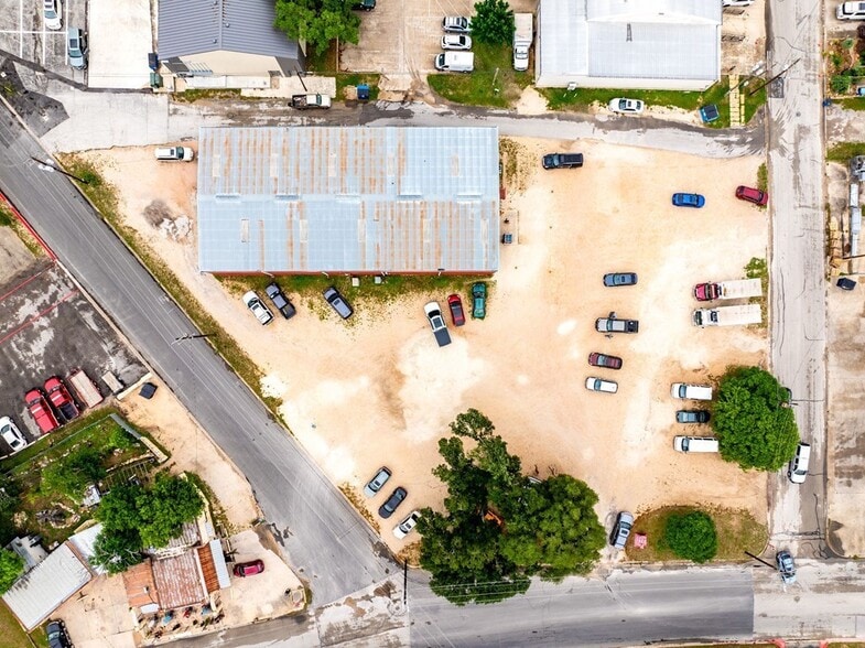 More Photos Of 1100 Water St, Kerrville Warehouse For Sale