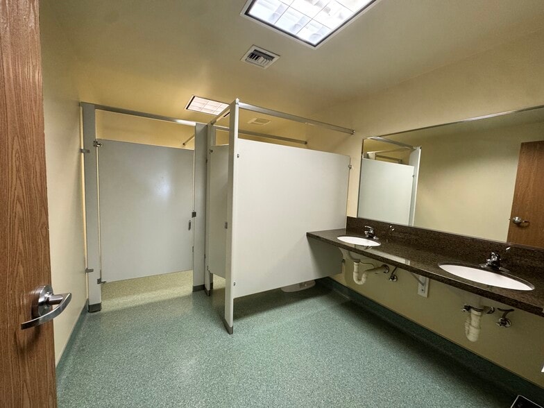 More Photos Of 8039 Deering Ave, Canoga Park Warehouse For Sale