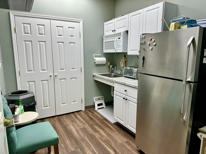 More Photos Of 110 Perimeter Park Rd, Knoxville Medical For Lease