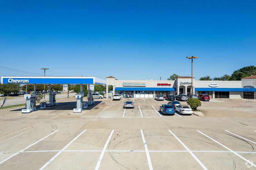 More Photos Of NEC Boat Club Road and Shaydell Drive, Fort Worth Storefront For Lease