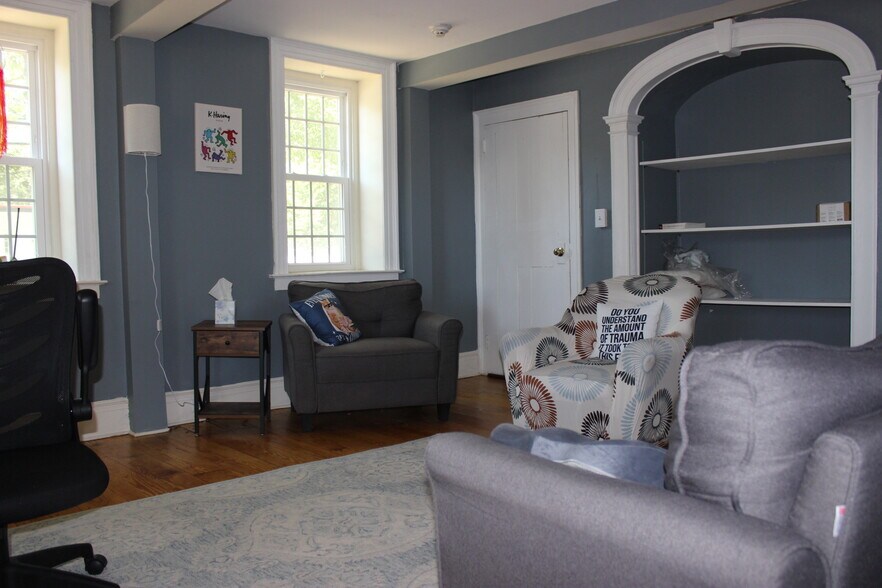 More Photos Of 88 Bradley Rd, Woodbridge Office For Sale