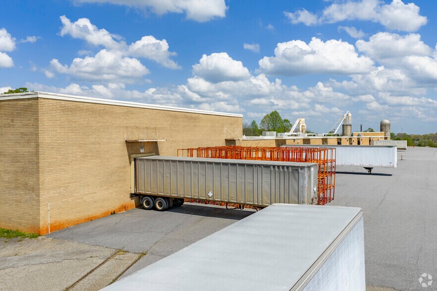 More Photos Of 375 Sharpe Ln, Hiddenite Distribution For Sale