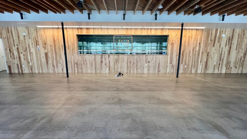 More Photos Of 2409 S Macdill Ave, Tampa Freestanding For Lease