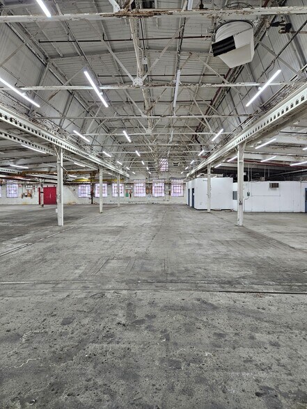 More Photos Of 121 1st Ave, Hamilton Warehouse For Lease
