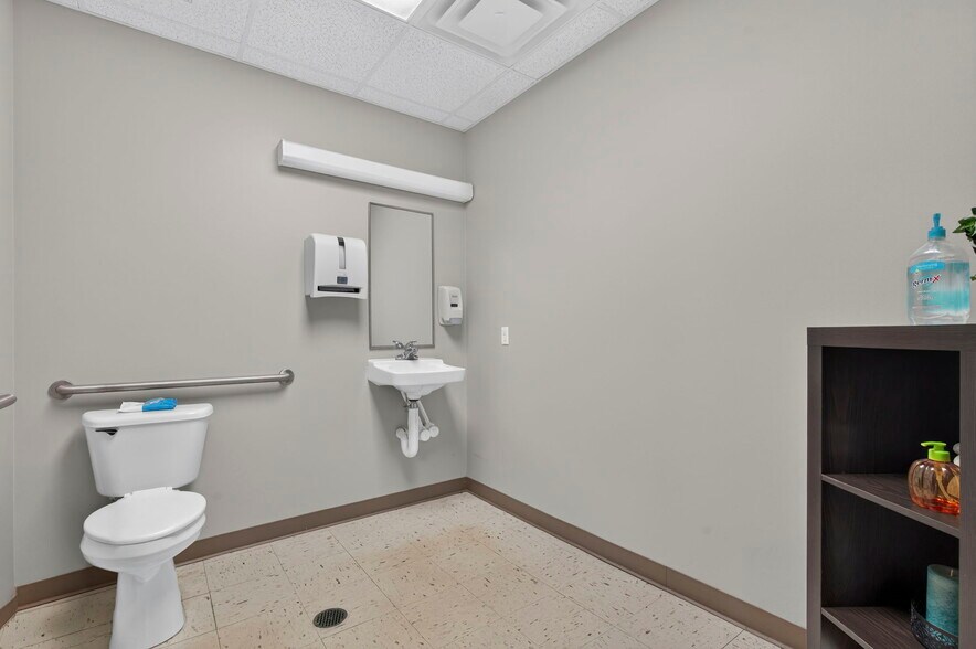 More Photos Of 1567 W Diane St, Ozark Office For Sale