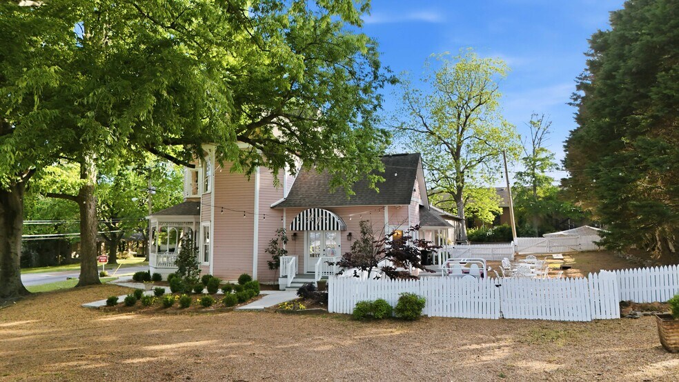 More Photos Of 320 Blount Ave, Guntersville Specialty For Sale
