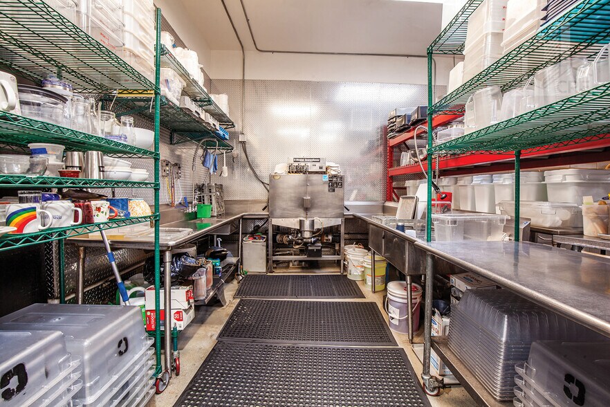 More Photos Of 1643 Jerrold Ave, San Francisco Industrial For Sale