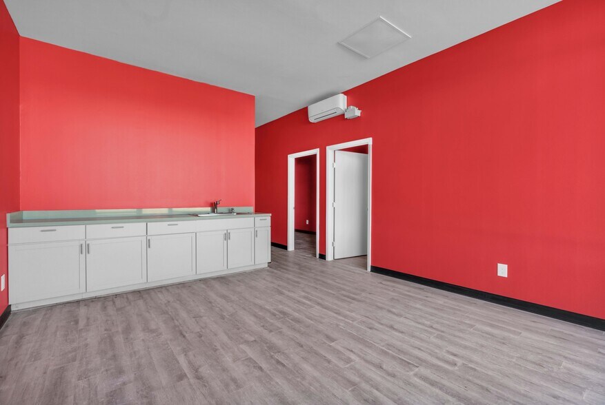 More Photos Of 16277 North Fwy, Houston Manufacturing For Sale