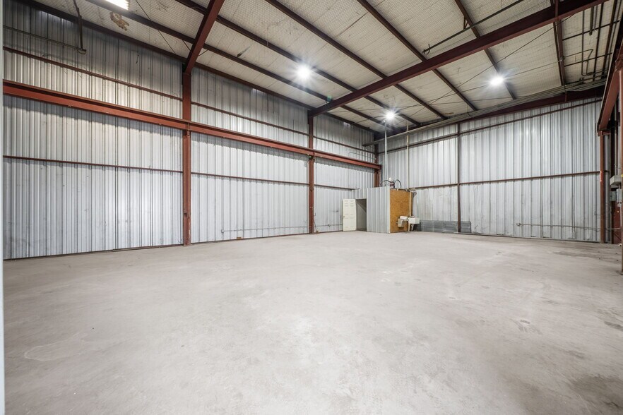More Photos Of 2833 Roosevelt Ave, San Antonio Warehouse For Sale
