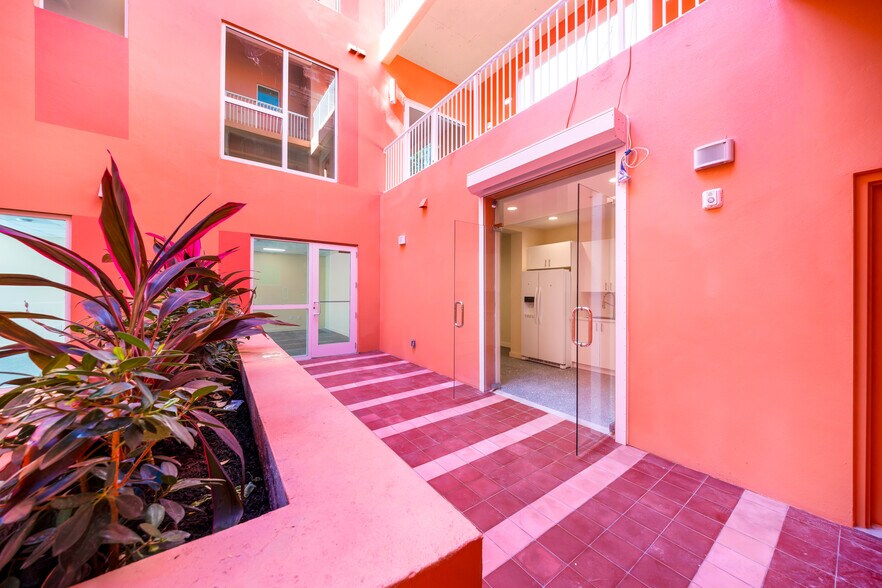 More Photos Of 123 NW 14th st, Miami Flex For Lease