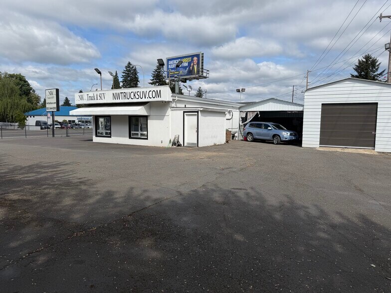 More Photos Of 18410 SE McLoughlin Blvd, Milwaukie Auto Repair For Lease