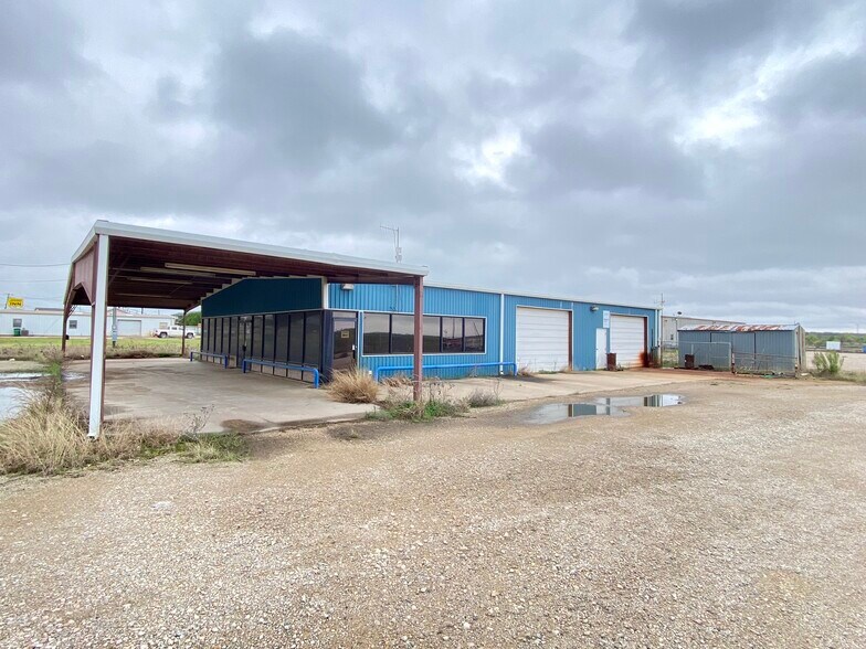 More Photos Of 902 S Main St, Jacksboro Warehouse For Sale
