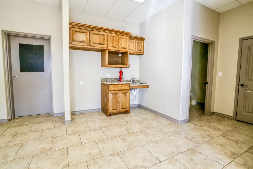 More Photos Of 3201 N County Road 1107, Midland Warehouse For Lease