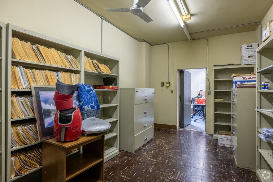 More Photos Of 380 Berry St, Woodbridge Office For Sale