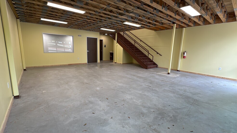 More Photos Of 8721 S 1st St, Austin Warehouse For Lease