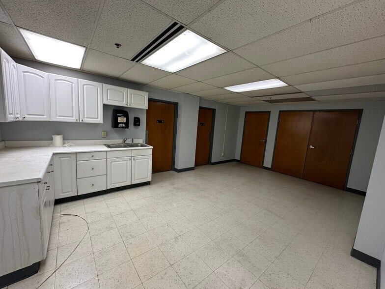 More Photos Of 217 S Belmont Ave, Indianapolis Warehouse For Lease