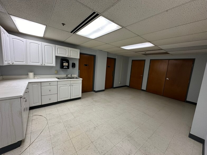 More Photos Of 217 S Belmont Ave, Indianapolis Warehouse For Lease